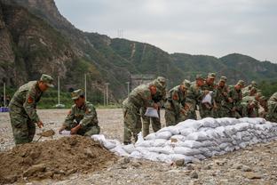 狂砍70分18板5助？恩比德赛后搂着76人前主帅布朗寒暄叙旧